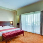 اتاق با تخت دونفره در هتل هما 2 مشهد