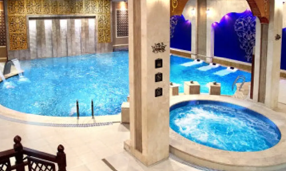 رزرو استخر هتل درویشی (۷ دقیقه با ماشین)