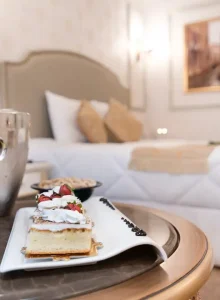 پذیرایی و سرویس اتاق