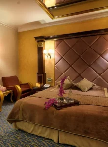 اتاق با دکور قهوه ای