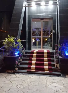 درب ورودی هتل عرش مشهد