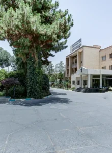 حیاط و نمای هتل جهانگردی یزد