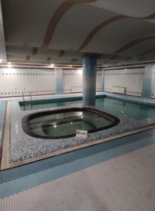 استخر هتل آپارتمان سفرا طلایی مشهد