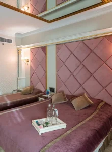 اتاق با تخت صورتی و 3 نفره