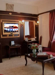 اتاق با دکور تیره هتل قصر بین الملل