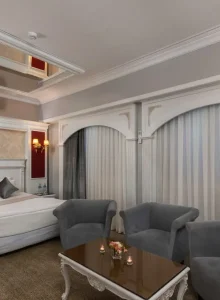 اتاق با دکور طوسی سفید هتل قصر بین الملل