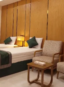 اتاق خواب دونفره با تخت های تک نفره هتل نورا مشهد