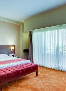 اتاق با تخت دونفره در هتل هما 2 مشهد