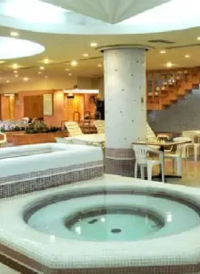 استخر و جکوزی در هتل هما 2