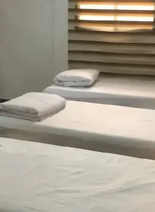 خواب سه نفره با تخت های یکنفره در هتل نارون