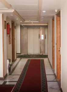 راهرو های هتل خانه سبز