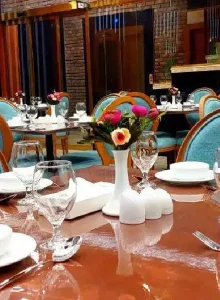 سالن غذا خوری در هتل نورا مشهد