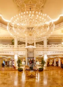 سالن ورودی هتل قصر طلایی