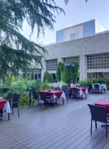 کافه رستوران با فضای باز در هتل هما 2