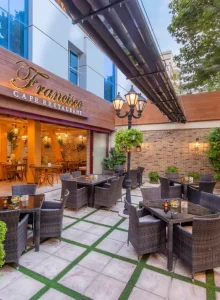 کافه رستوران فضای باز هتل قصر طلایی